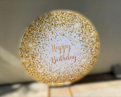 Offrez à vos événements un décor premium avec notre arche fond blanc : moderne, élégante et idéale pour sublimer vos photos comme vos mises en scène location arche happy birthday , anniversaire